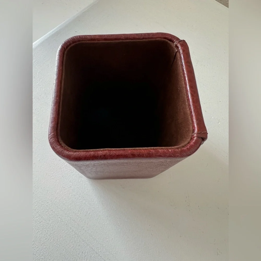 Dacasso | Brown Leather Luxury Desk Accessory Pen Cup Office